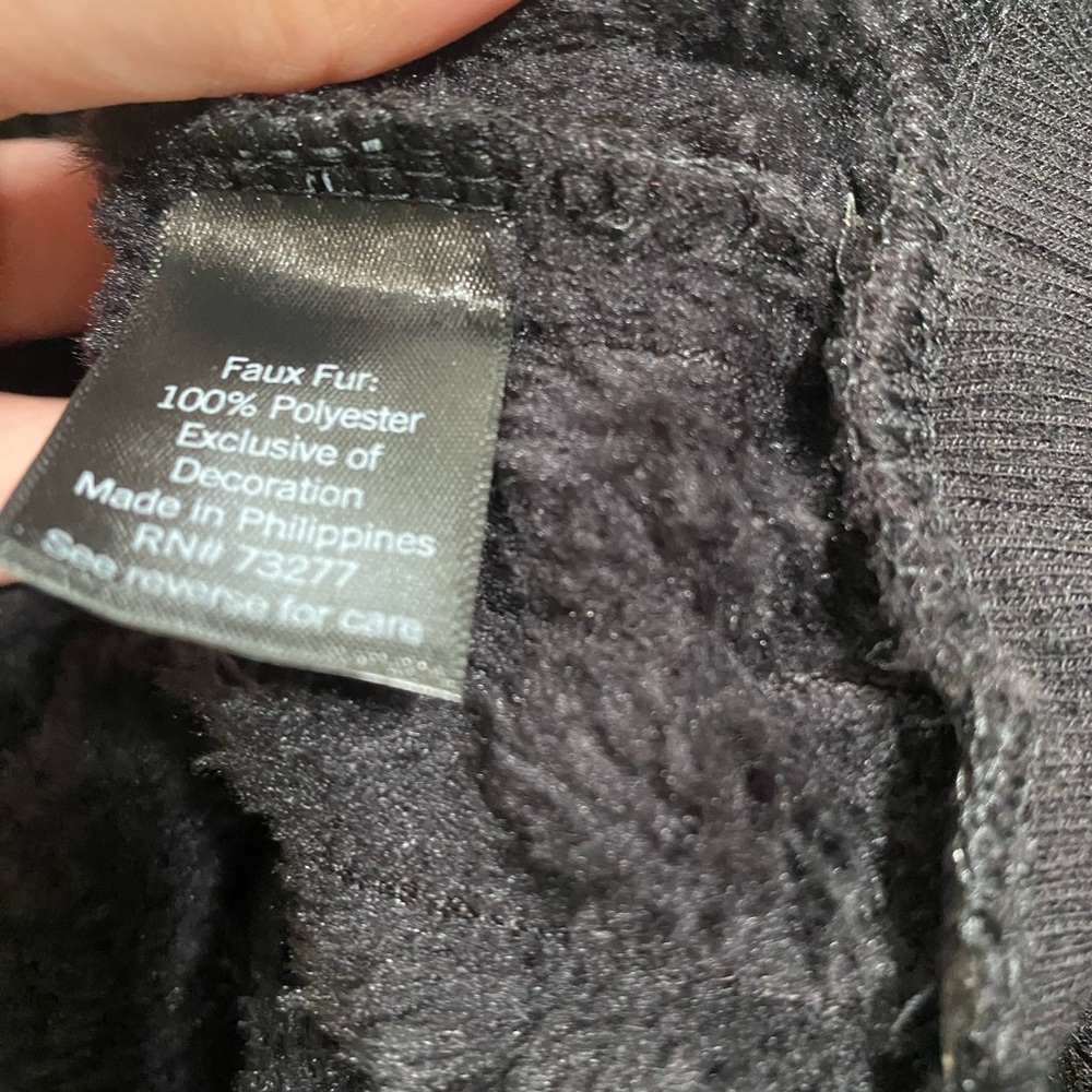 Simply Vera by Vera Wang Black Soft Plush Sweater Size Small - Picture 5 of 6